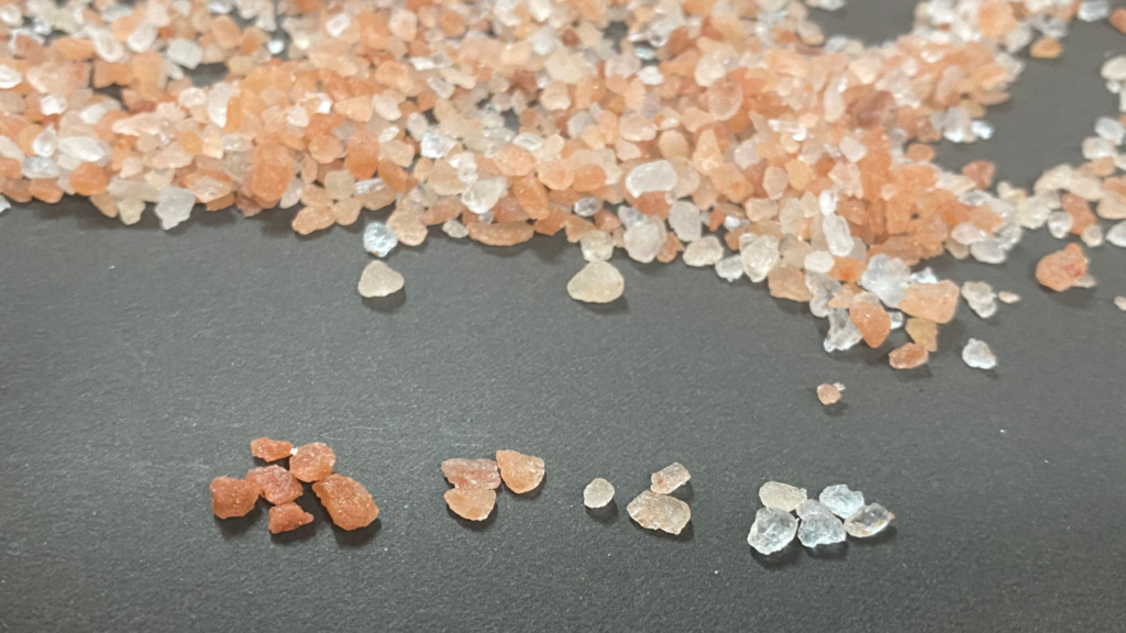 比較的安価に売られていたヒマラヤピンク岩塩。開封してみると、Ｄ・Ｃ・Ｂランクの結晶が多く混入していた。